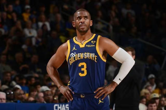 闫鹏飞22+12上海2-1晋级八强 首钢4人被驱逐